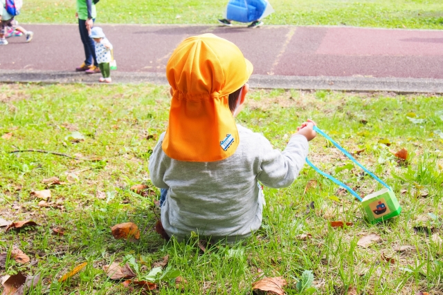 芝生に子どもが座っている写真