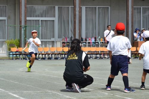 学校の運動会リレーの一場面